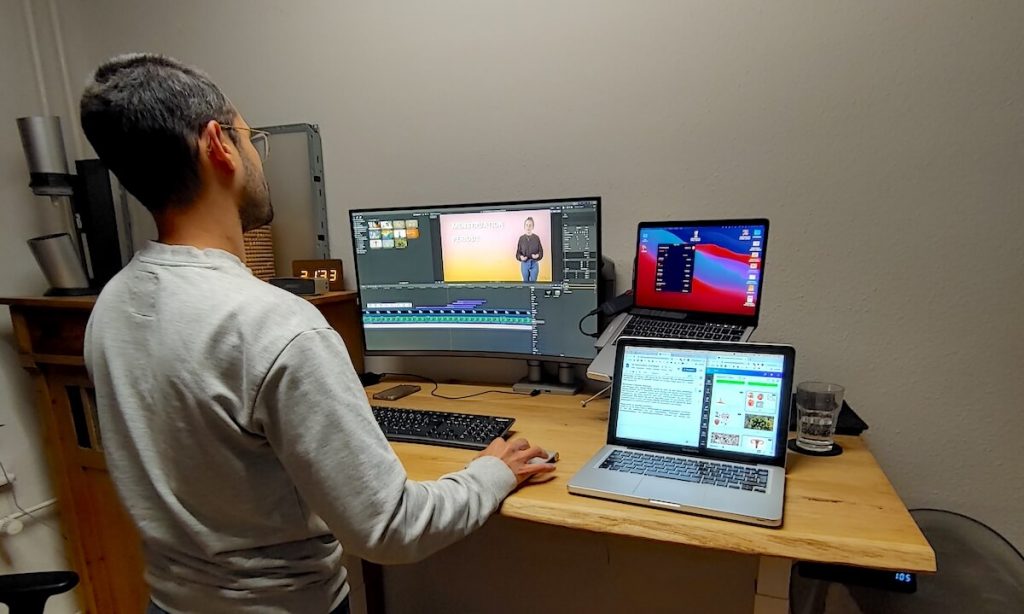 Audioequipment auf dem Schreibtisch für bessere Sprachqualität