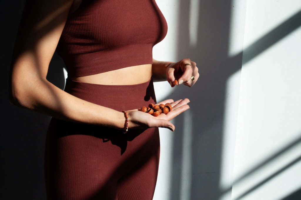 Produktbild einer fembites-Tablette im Alltag einer menstruierenden Person