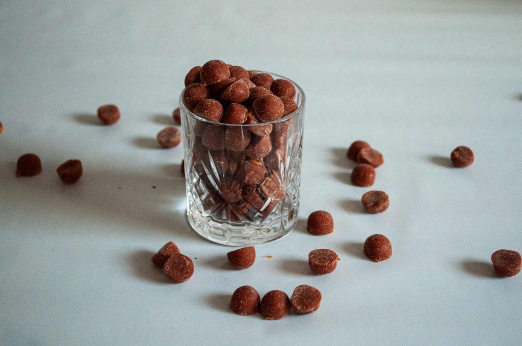 Teller mit Himbeeren im Beitrag über PMS-symptomlindernde Ernährung