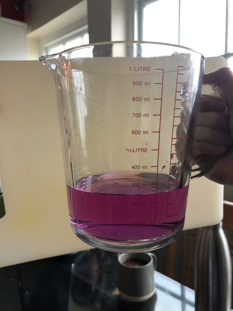 Starke Menge Menstruationsblut auf einer Binde
