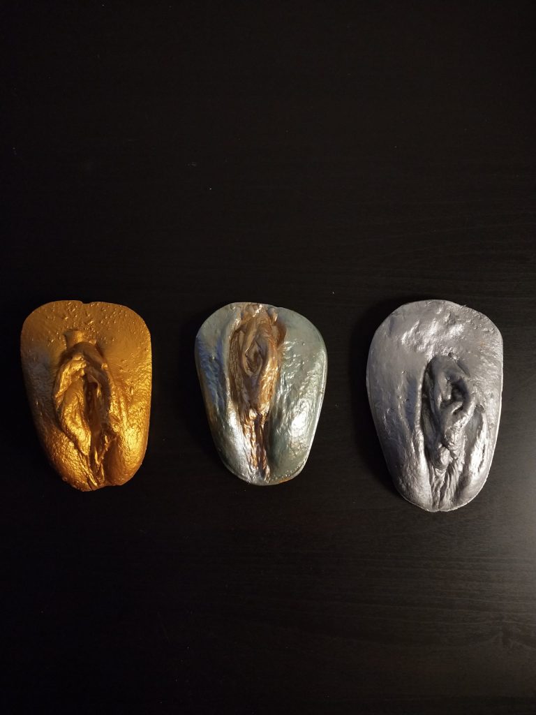 Nahaufnahme eines farbigen, handgezeichneten Vulva-Gemäldes von Dunja