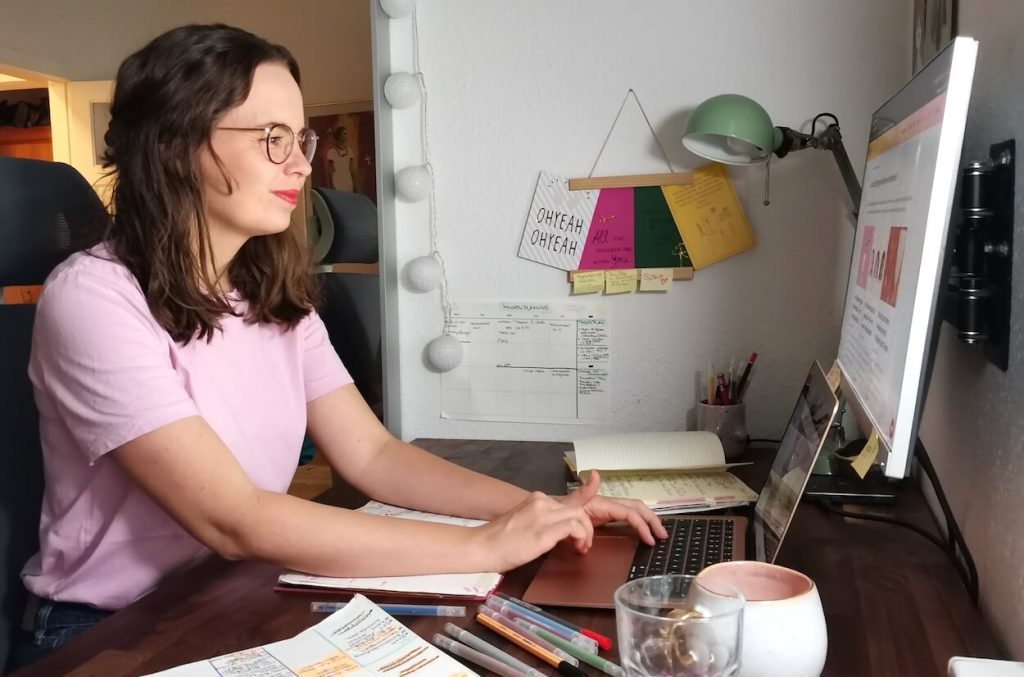 Menschen brainstormen für ein neues Online-Kurskonzept