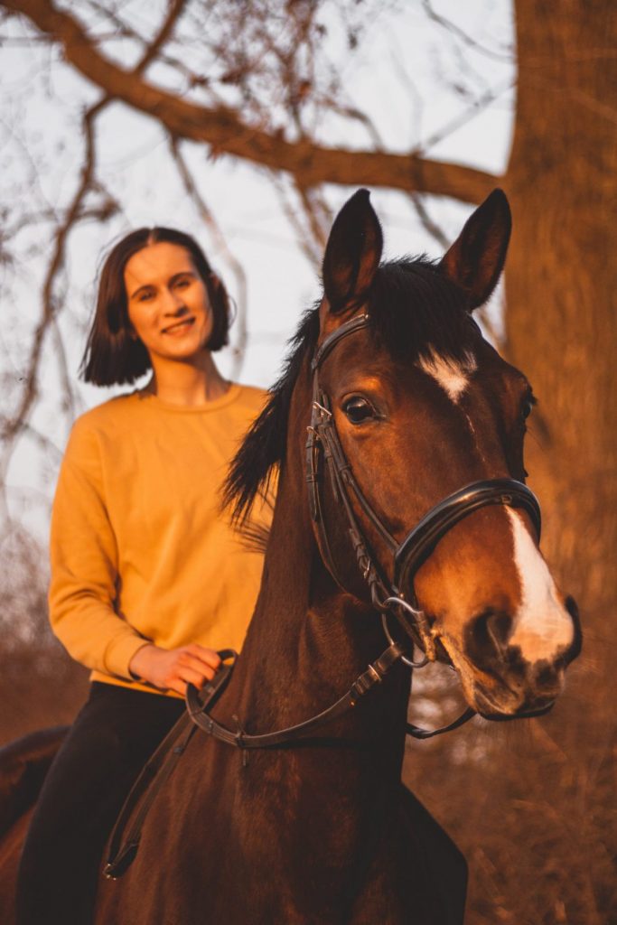 Lea beim Reiten, wie Sport ihren Alltag mit Endometriose unterstützt
