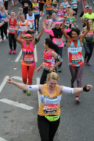 Laufende Person protestiert beim London Marathon 2015 gegen Menstruationstabu