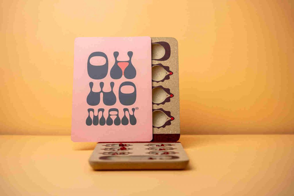 Spielend lernende Mädchen mit OH WOMAN-Periodenbrettspiel