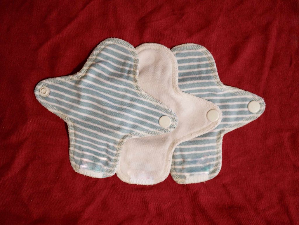 Stoffbinden und Menstruationsunterwäsche für wiederverwendbaren Einsatz