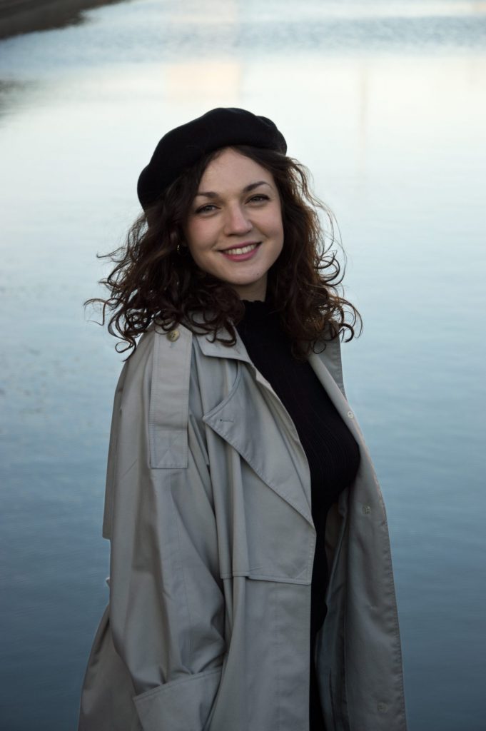 Katharina smiling in a portrait photo by photographer Paul Lüder