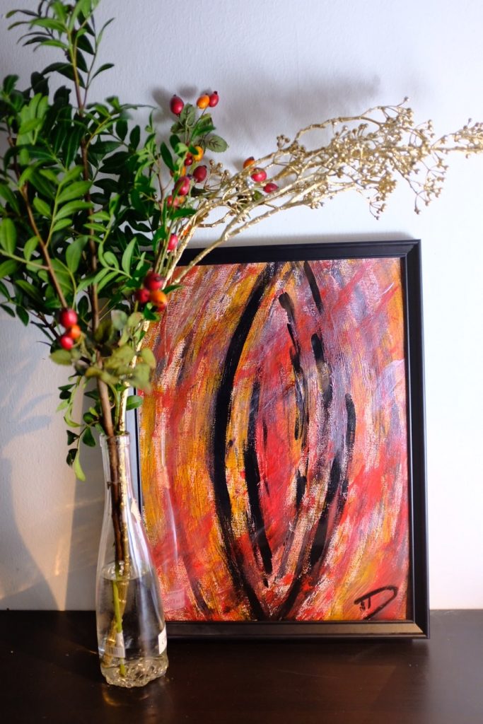 Dunja malt eine expressive, bunte Vulva in leuchtenden Farben