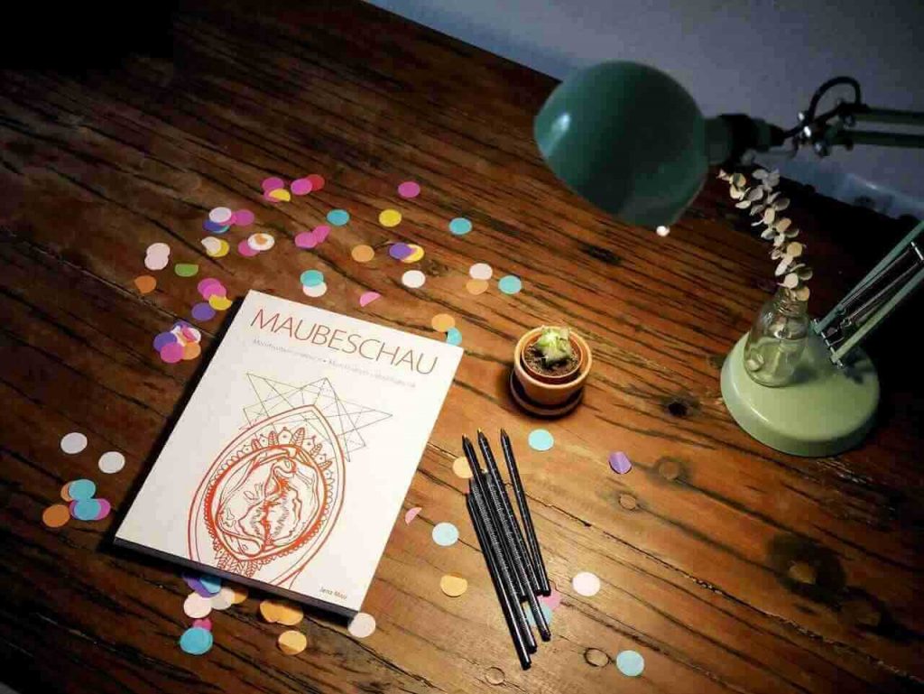 Menstruationsmalbuch-Seite mit emotionalen Körperausdrücken