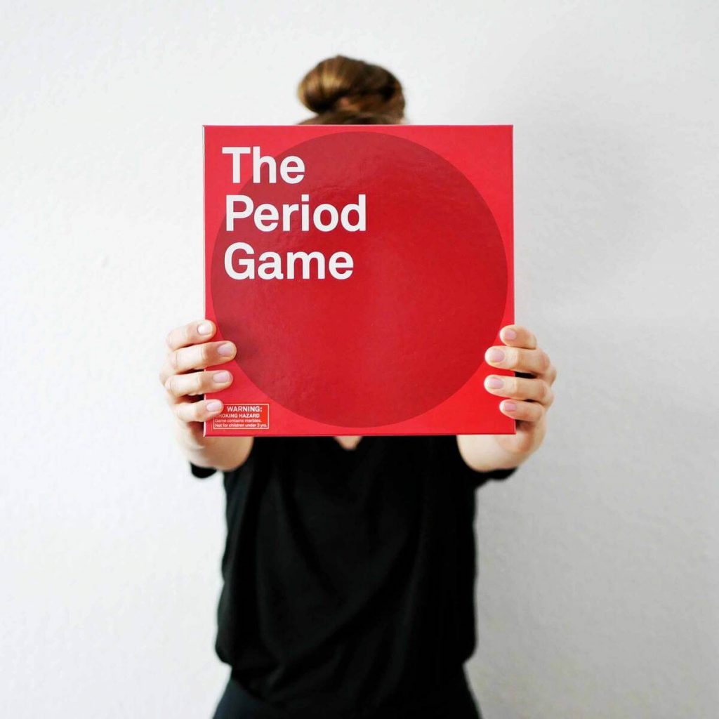 Die Spieler:innen schauen auf The Period Game Karten