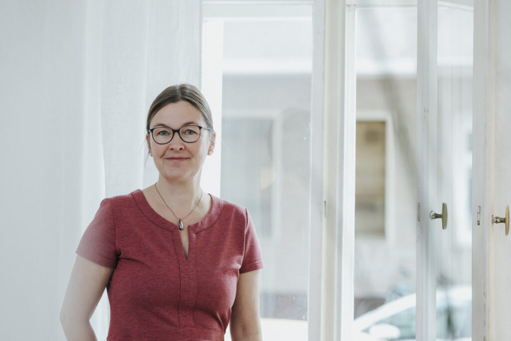 Kathrin Steinke im Beratungsraum von der Praxis aus